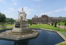 Harry and Meghan expecting first child